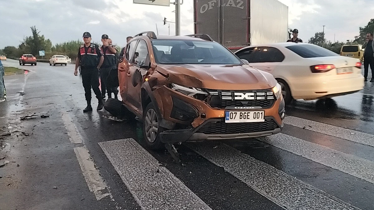 Antalya-Manavgat&rsquo;ta &Uuml;&ccedil; Ara&ccedil; Birbirine Girdi: 2 Kişi Yaralandı