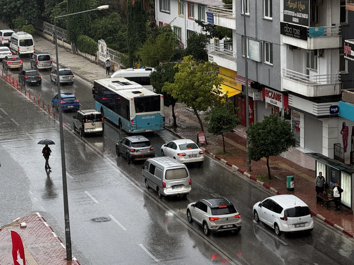 Antalya sağanağa teslim! Yağmur durmuyor, trafik yoğunlaştı