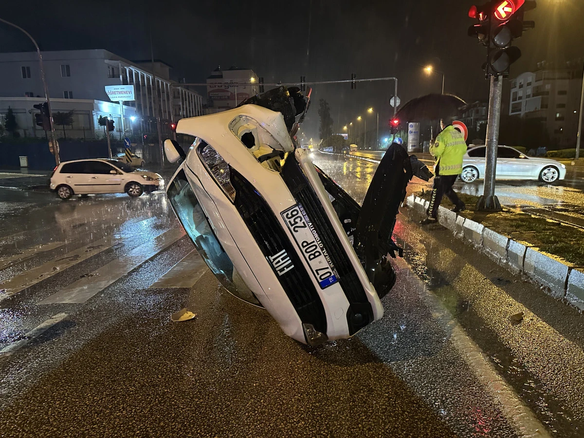 Antalya-Serik&rsquo;te yağış kazası: Otomobil ref&uuml;je &ccedil;arpıp devrildi