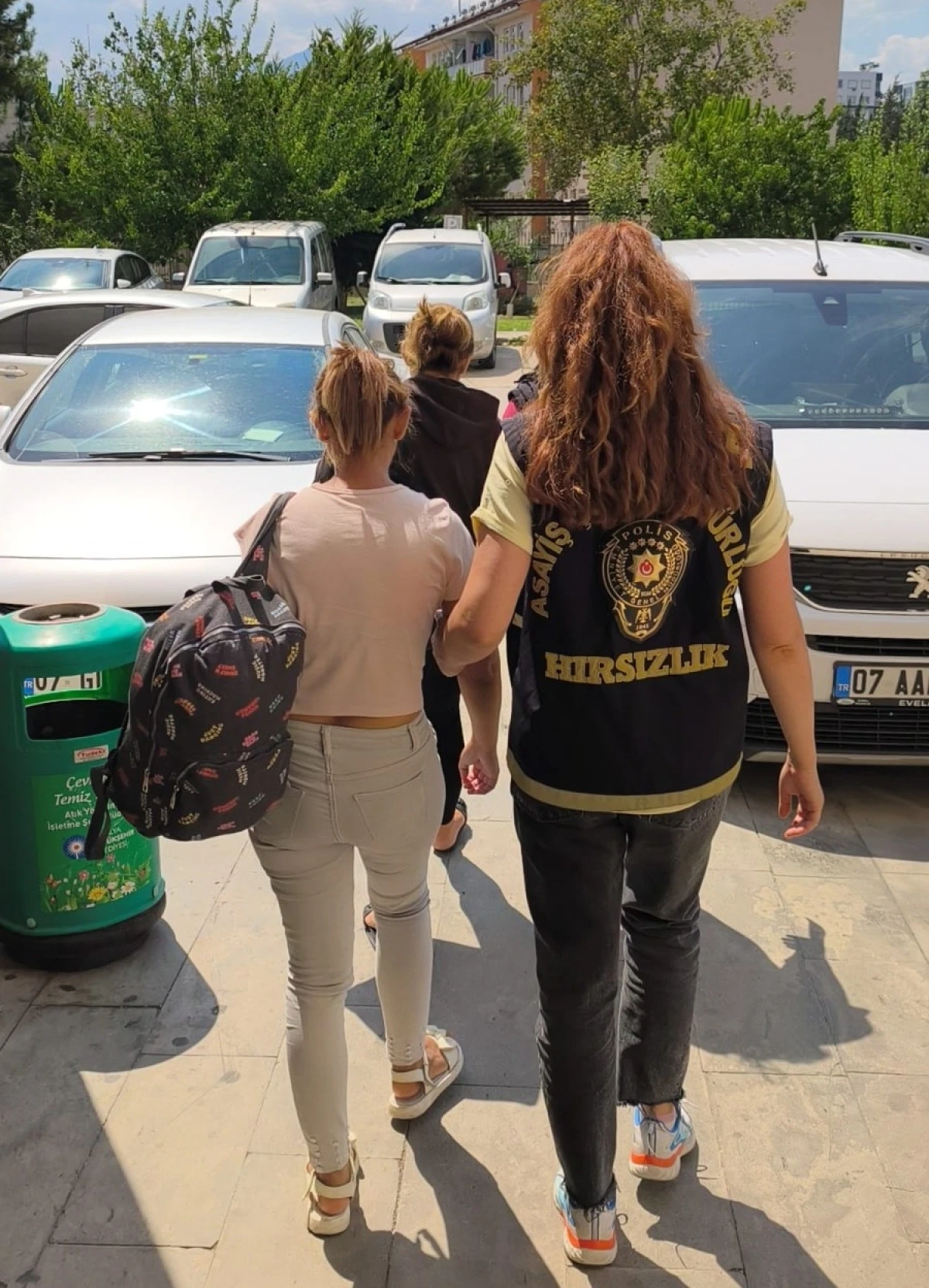 Antalya tramvayında &ccedil;alınan c&uuml;zdanın peşine d&uuml;şen ekipler iki ş&uuml;pheliyi yakaladı