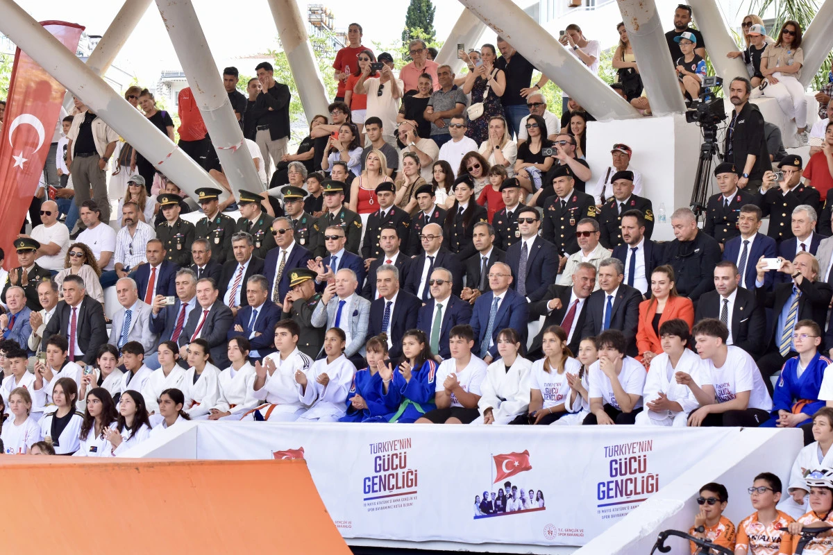 Antalya ve &ccedil;evre illerde 19 Mayıs coşkusu meydanlara taştı