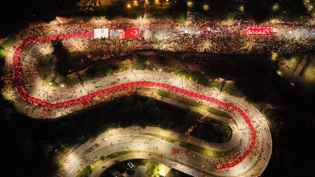 Antalya&rsquo;da 29 Ekim coşkusu: Cumhuriyet i&ccedil;in fener alayı ve Semicenk konseri