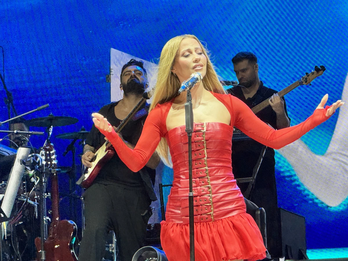 Antalya&rsquo;da 30 Ağustos coşkusu: Derya Uluğ ile zirve yaptı