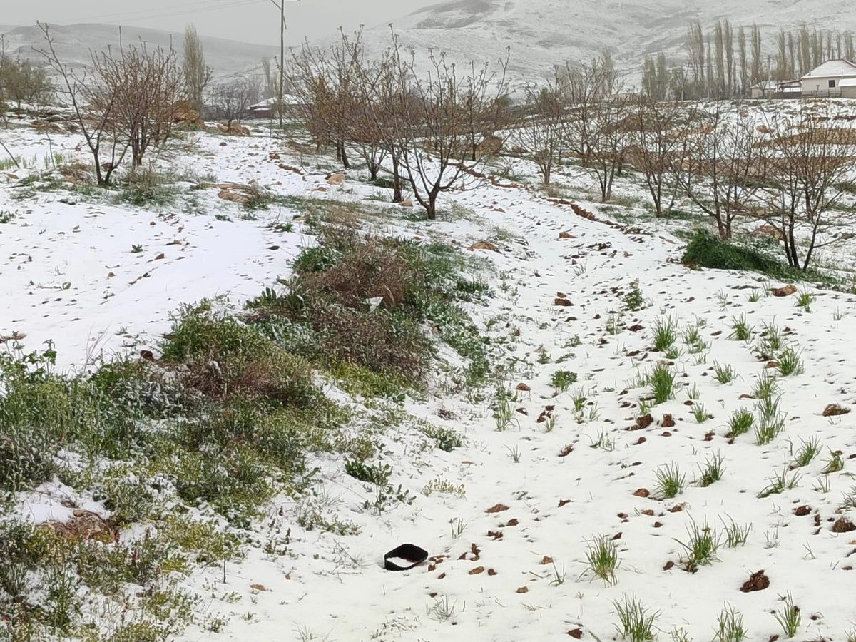 Antalya&rsquo;da Ani Soğuk: Dağlar Beyaza B&uuml;r&uuml;nd&uuml;, Sıcaklık 10 Derece D&uuml;şt&uuml;!