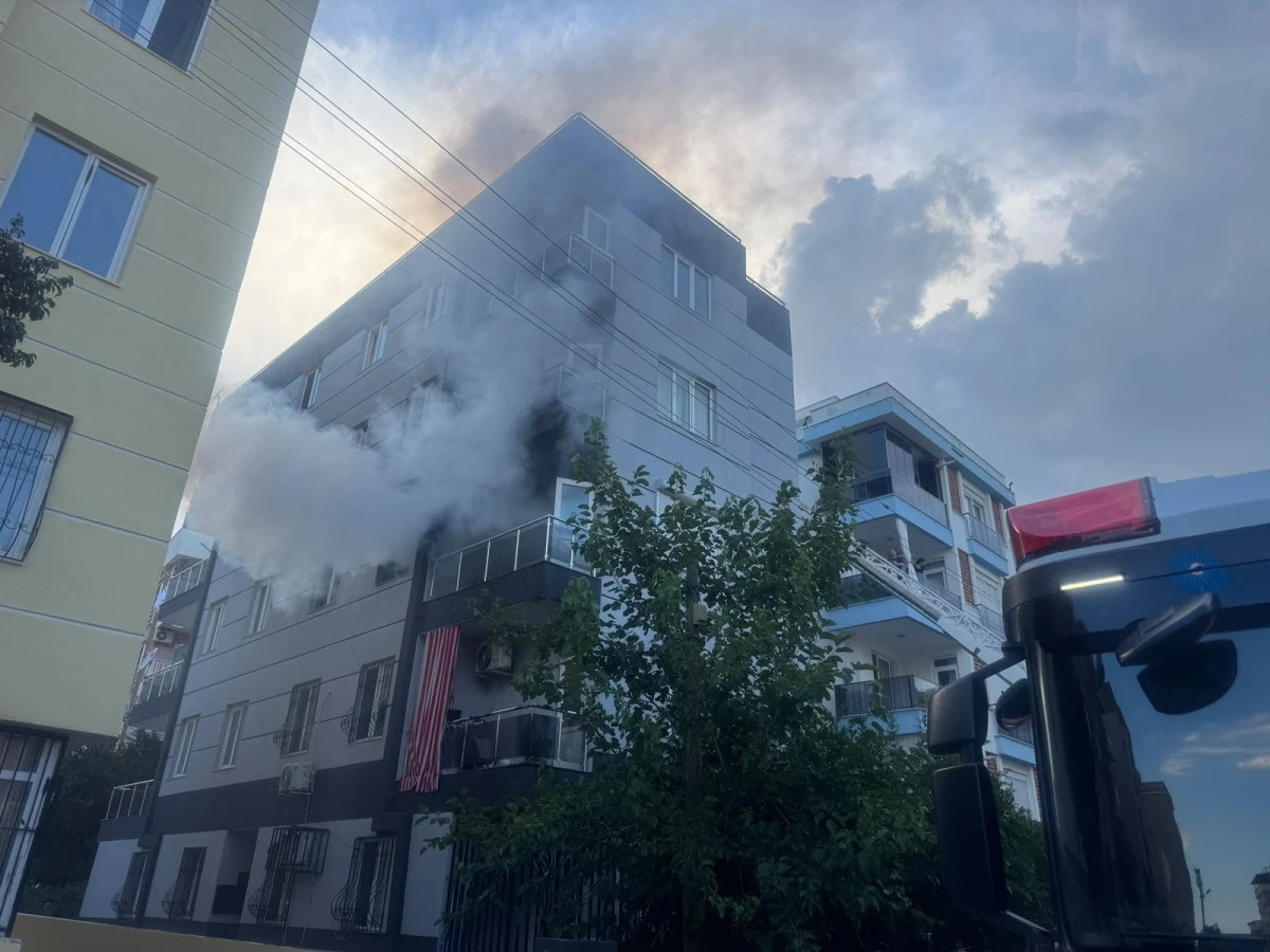 Antalya&rsquo;da apartman yangını paniği: Mahsur kalan iki kişi kurtarıldı