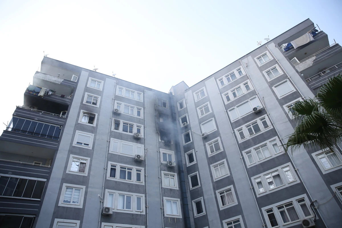 Antalya&rsquo;da apartmanda yangın paniği: 3&rsquo;&uuml; &ccedil;ocuk 5 kişi kurtarıldı