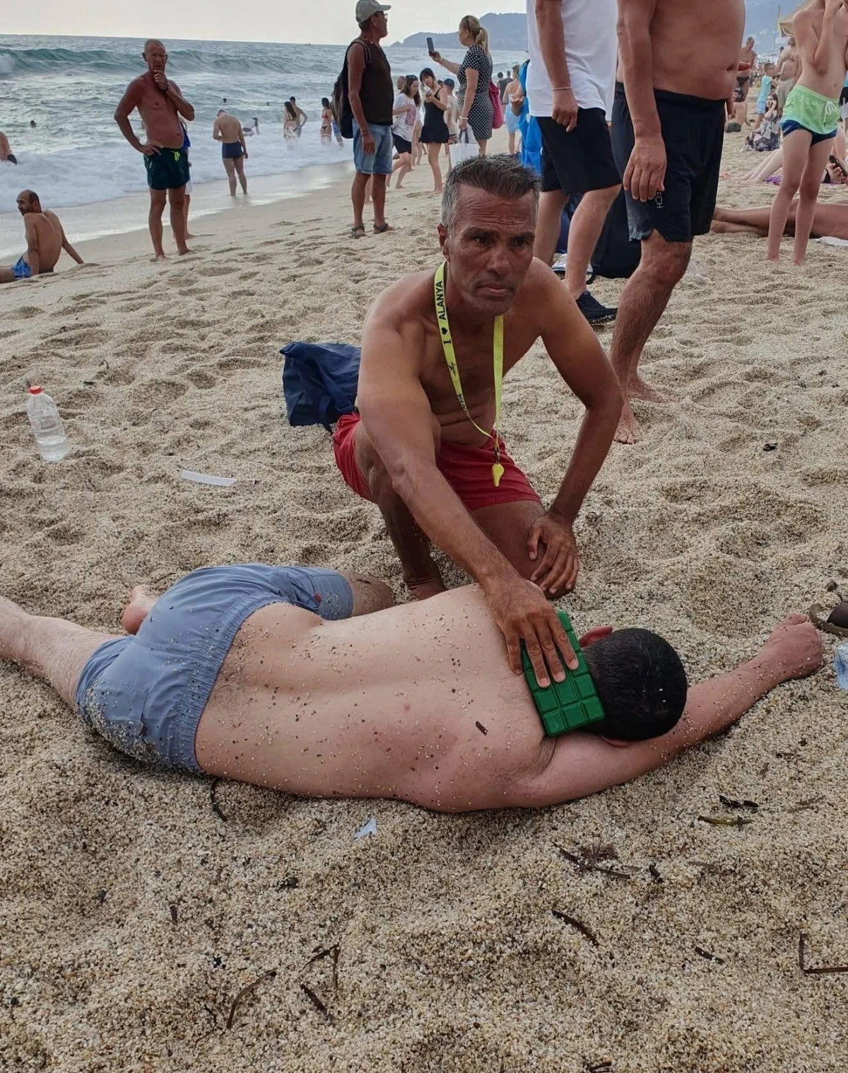 Antalya&rsquo;da denizde korku dolu anlar! Tatilciyi cankurtaran kurtardı