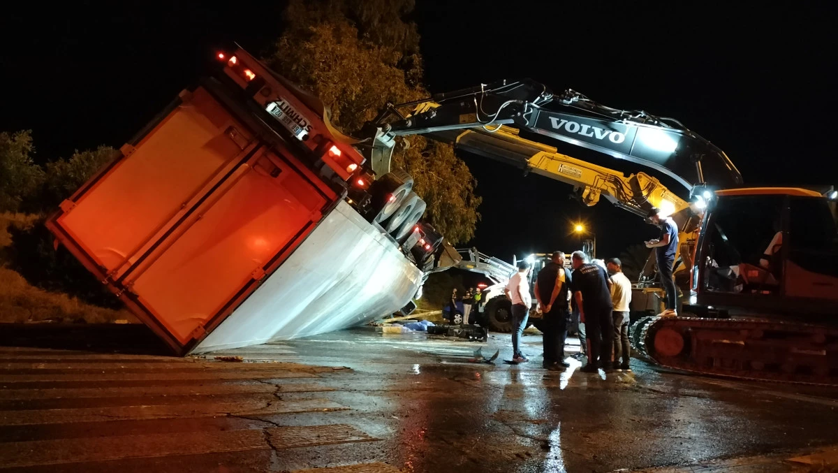 Antalya&rsquo;da devrilen tır dehşet sa&ccedil;tı: 2 kadın hayatını kaybetti