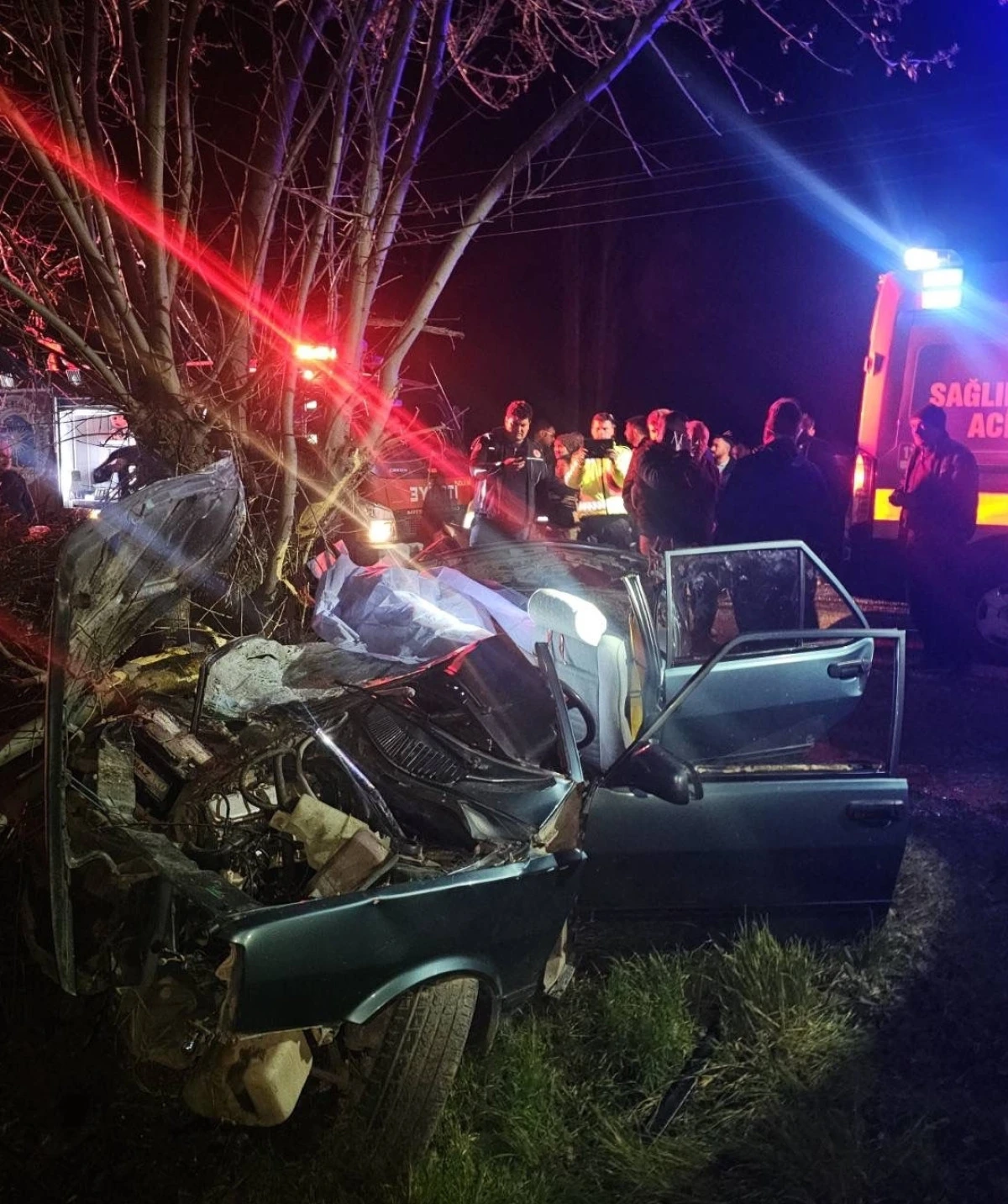 Antalya&rsquo;da gen&ccedil;lerin bulunduğu otomobil ağaca &ccedil;arptı: 2 &ouml;l&uuml;