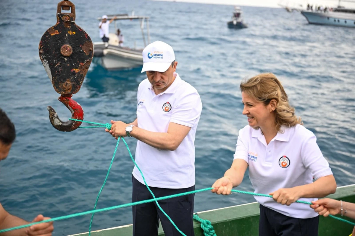Antalya&rsquo;da hayalet ağlara b&uuml;y&uuml;k operasyon: Denizden &ccedil;ıkarıldı