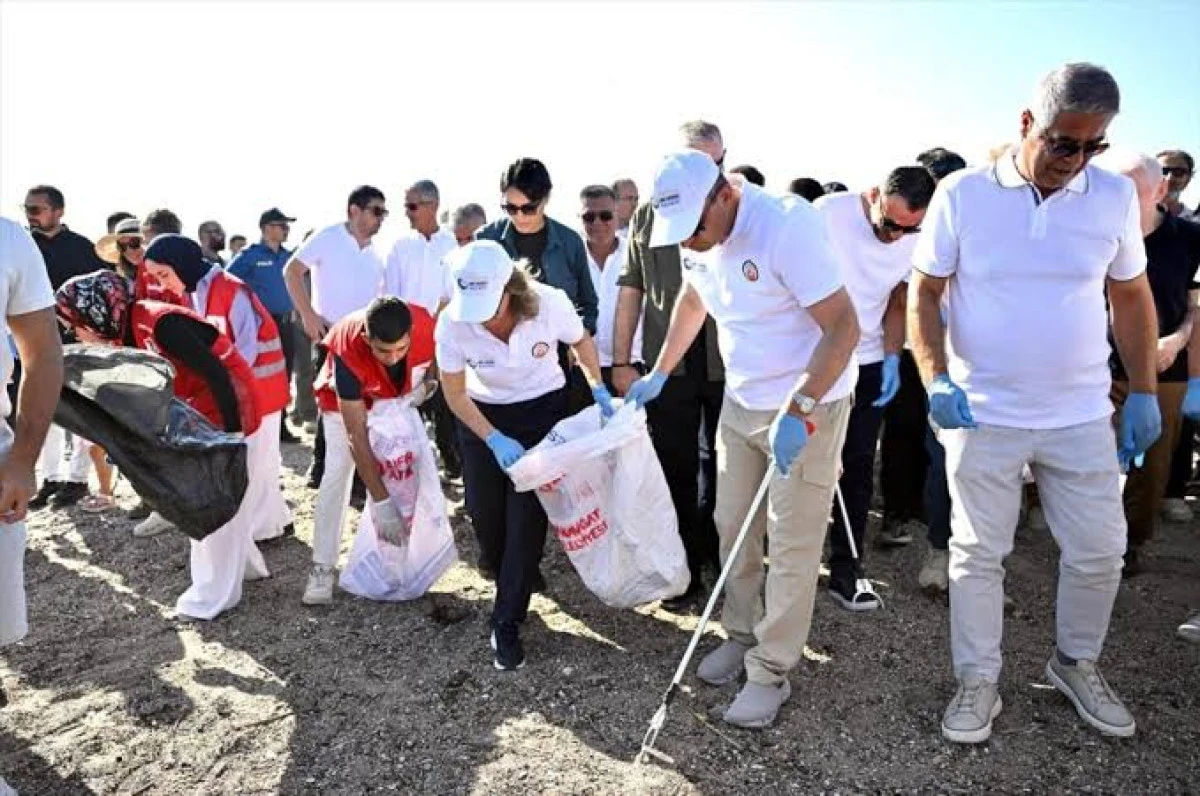 Antalya'da Kıyı Temizliği 60'ın &Uuml;zerinde Dumansız Plaj