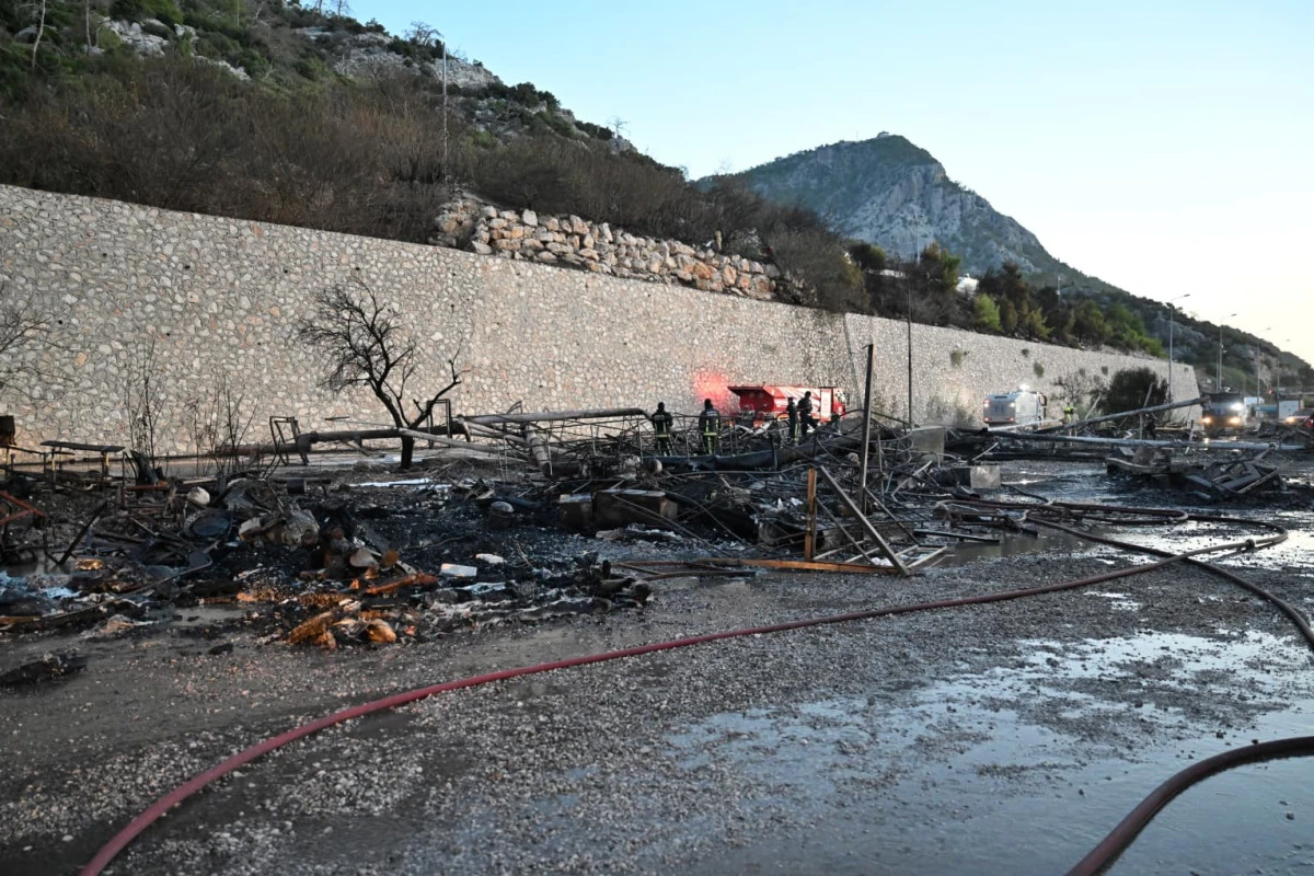 Antalya&rsquo;da korkutan yangın: Balık&ccedil;ı barınağında 20&rsquo;den fazla tekne yandı