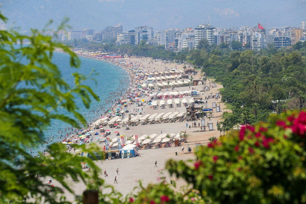 Antalya'da nefes aldırmayan nem! Sahillerde adım atacak yer kalmadı