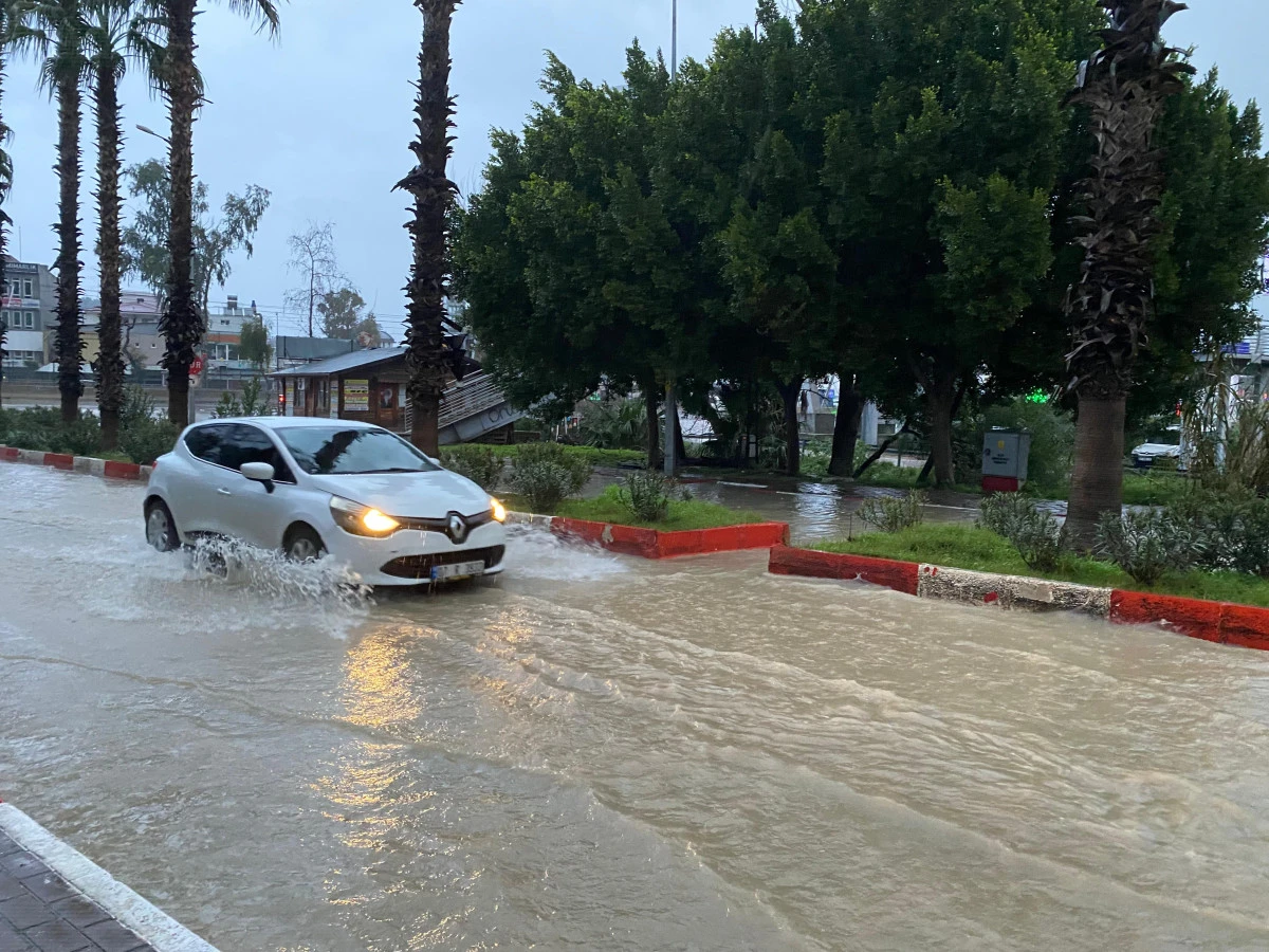 Antalya&rsquo;da Sağanak Alarmı: Hayat Durma Noktasına Geldi