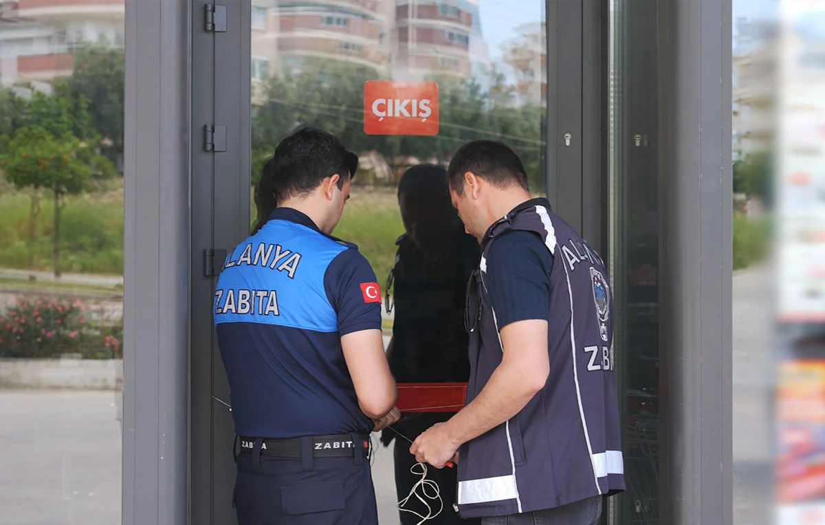 Antalya&rsquo;da Skandal Denetim: Tarihi Ge&ccedil;miş &Uuml;r&uuml;n Satan Market M&uuml;h&uuml;rlendi