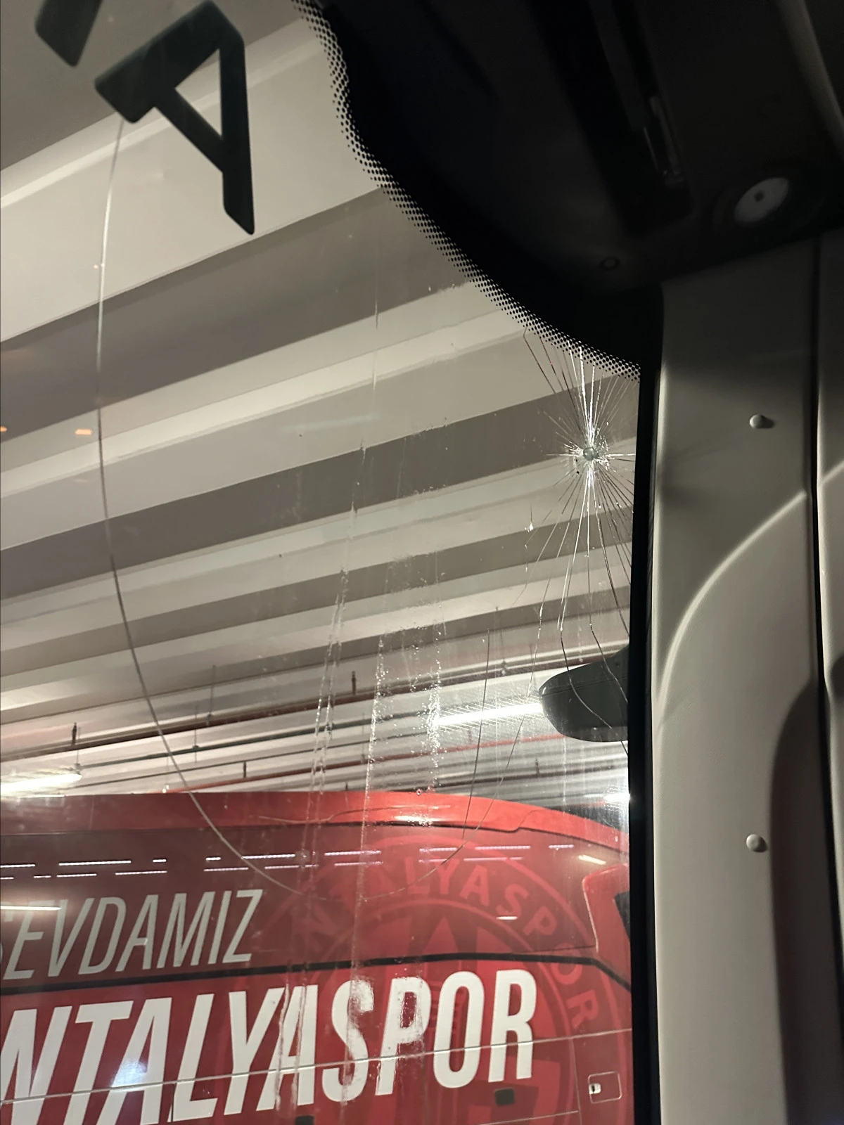 Antalya&rsquo;da skandal! Trabzonspor otob&uuml;s&uuml;ne taşlı sopalı saldırı