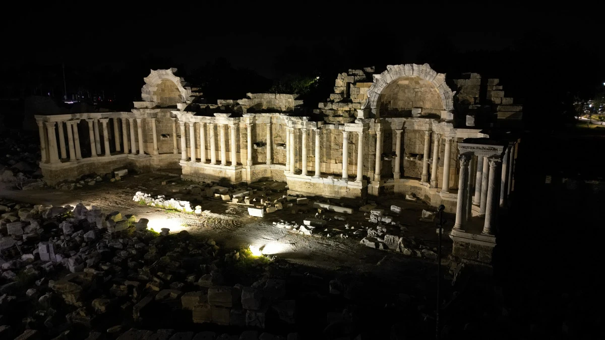 Antalya&rsquo;da tarih g&uuml;n batımından sonra da ziyaret&ccedil;ilerle buluştu