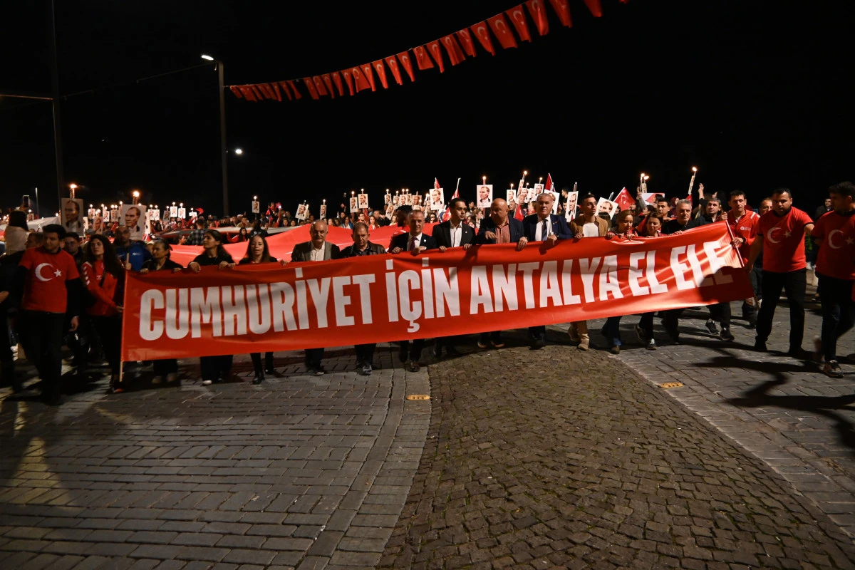 Antalya'da tarihi kalabalık! Cumhuriyet coşkusu sokaklara taştı