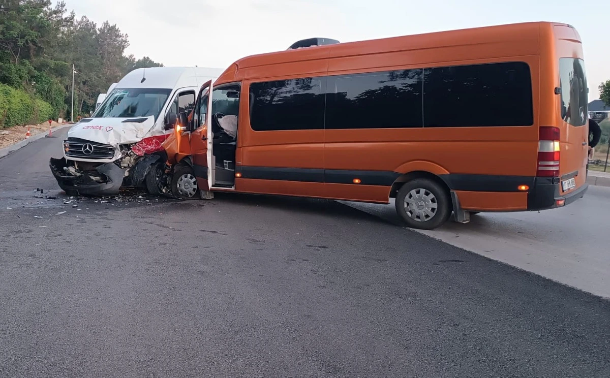 Antalya'da Tur Minib&uuml;sleri &Ccedil;arpıştı: 13 Turist yaralandı!