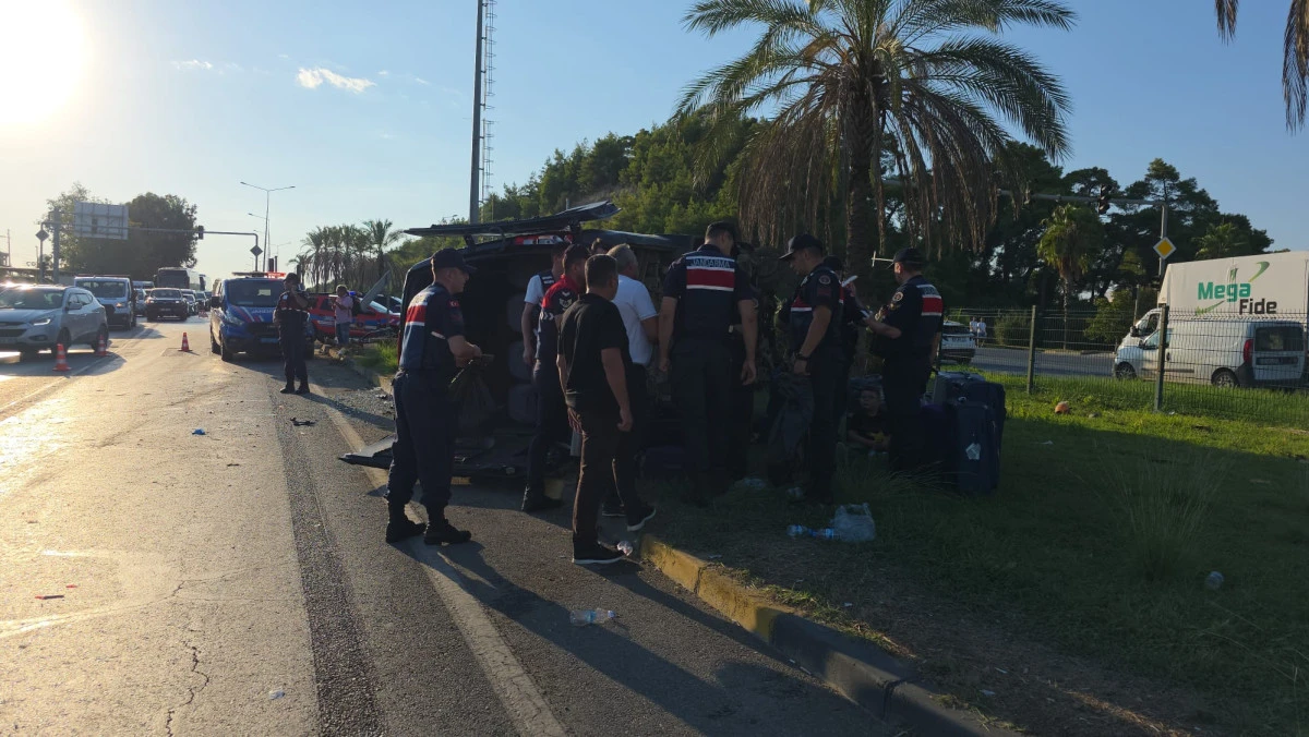 Antalya&rsquo;da turist minib&uuml;s&uuml; kazaya karıştı: 16 kişi yaralandı