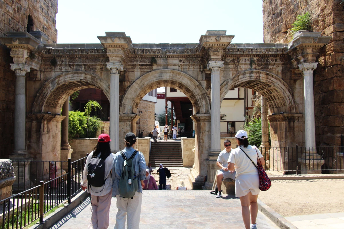 Antalya&rsquo;nın 1900 yıllık simgesi Hadrian Kapısı geceleri de parlıyor
