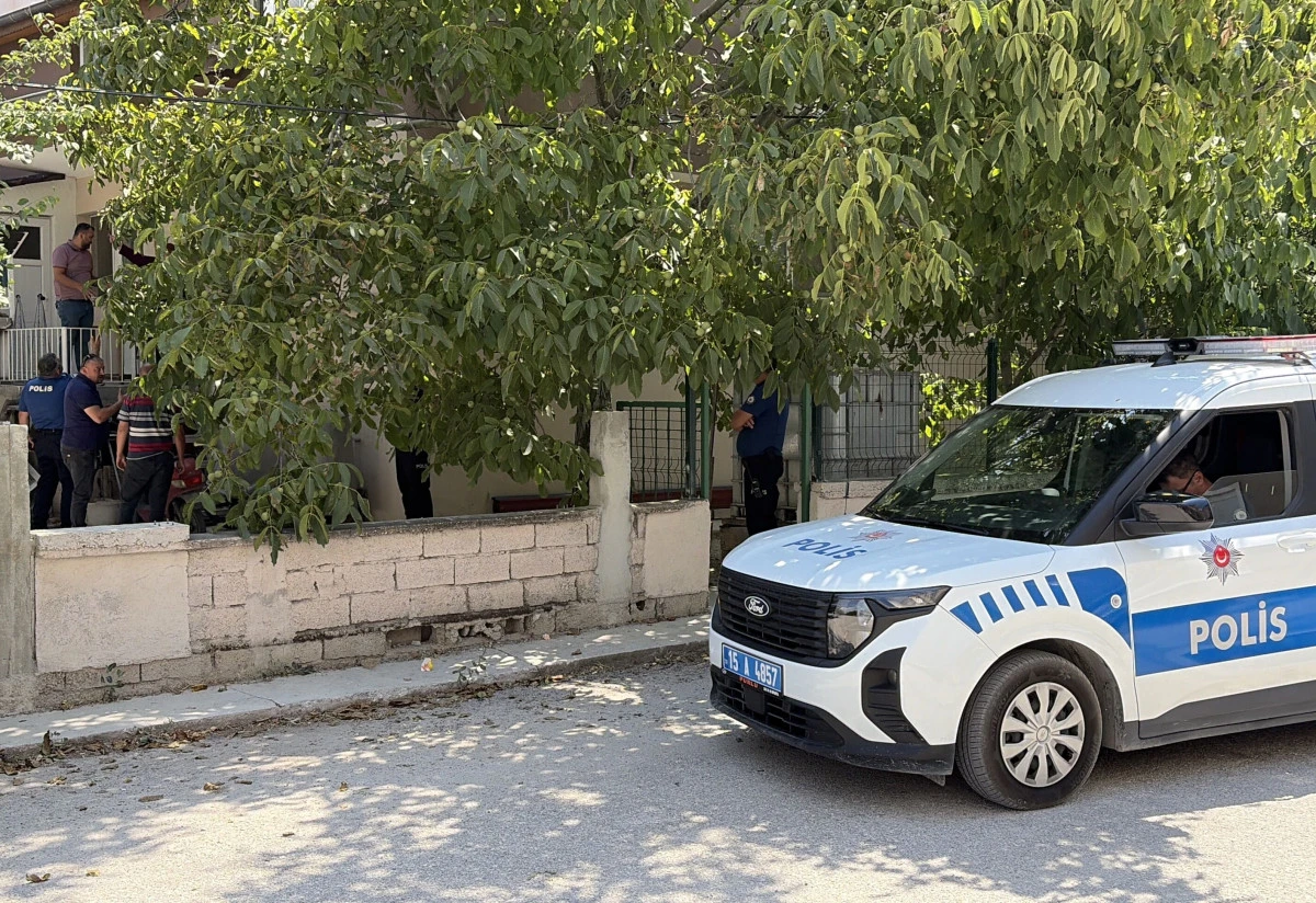 Ara&ccedil; park kavgası kanlı bitti: Baba ve oğlu bı&ccedil;aklandı..!