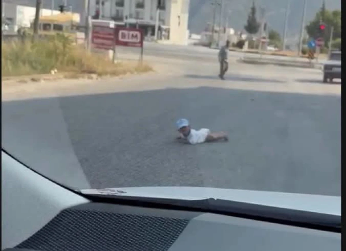 Ara&ccedil;ların hızla ge&ccedil;tiği: Yol Ortasında Bulunan Bebek Paniğe Neden Oldu