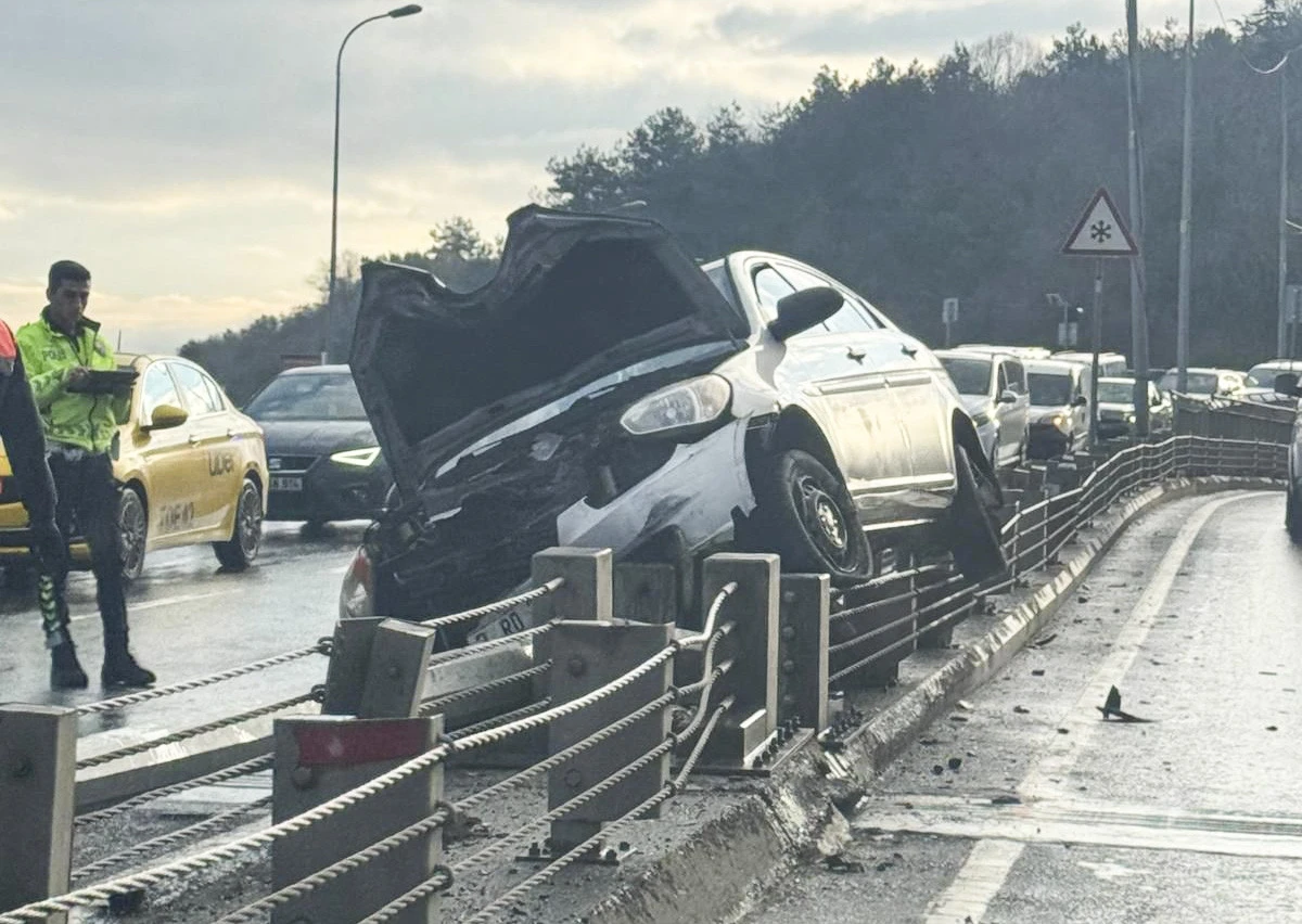 Aydınlatma Ref&uuml;jdeki Direğe &Ccedil;arpan Otomobil