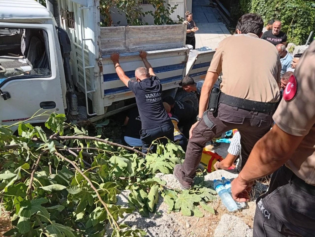 Bah&ccedil;eye devrilen kamyonet can aldı! 65 yaşındaki kadın vefat etti