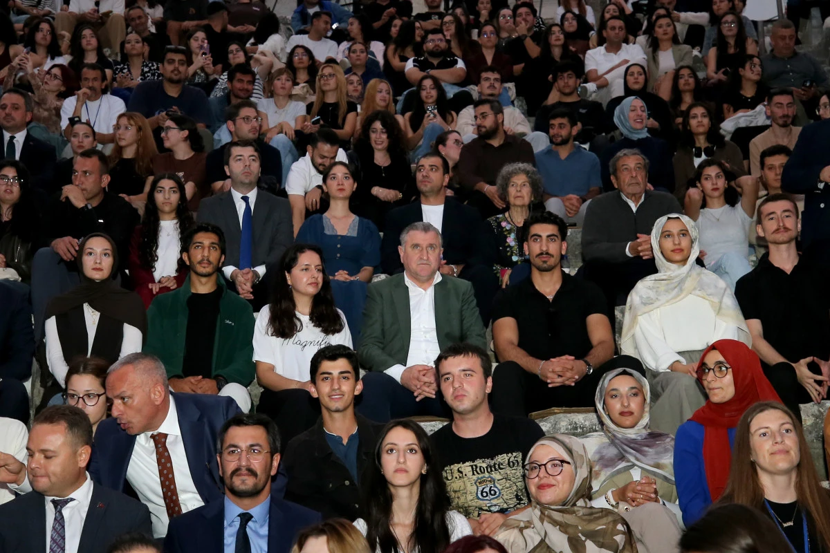 Bakan Bak, Antalya’da Tiyatro Türkiye finaline katıldı