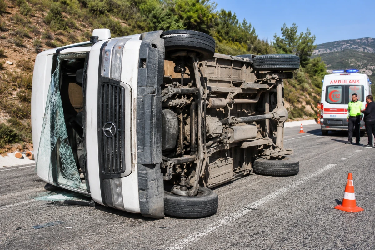Bozyazı&rsquo;da Kamyonet Devrildi: 1 Kişi Yaralandı