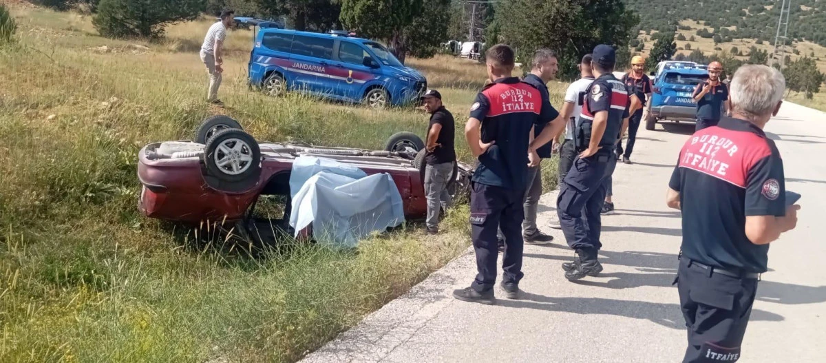Burdur'da feci kaza: Şarampole devrilen otomobilin s&uuml;r&uuml;c&uuml;s&uuml; &ouml;ld&uuml;