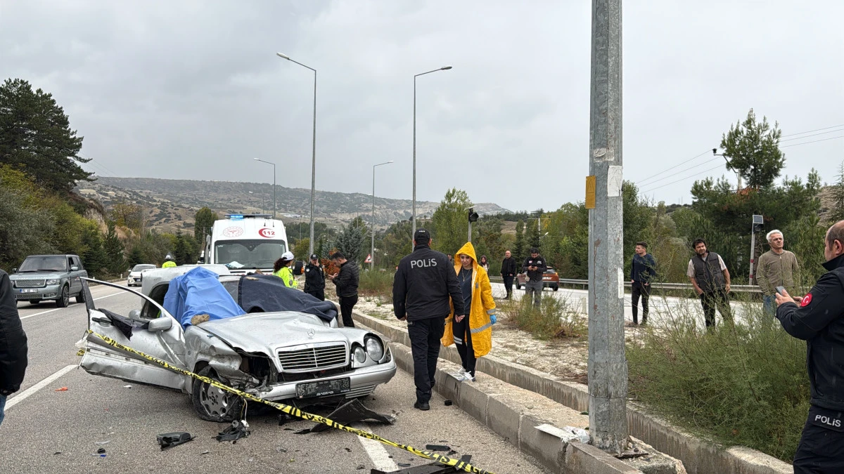 Burdur&rsquo;da otomobil bariyere &ccedil;arparak devrildi: 1 &ouml;l&uuml;, 4 yaralı