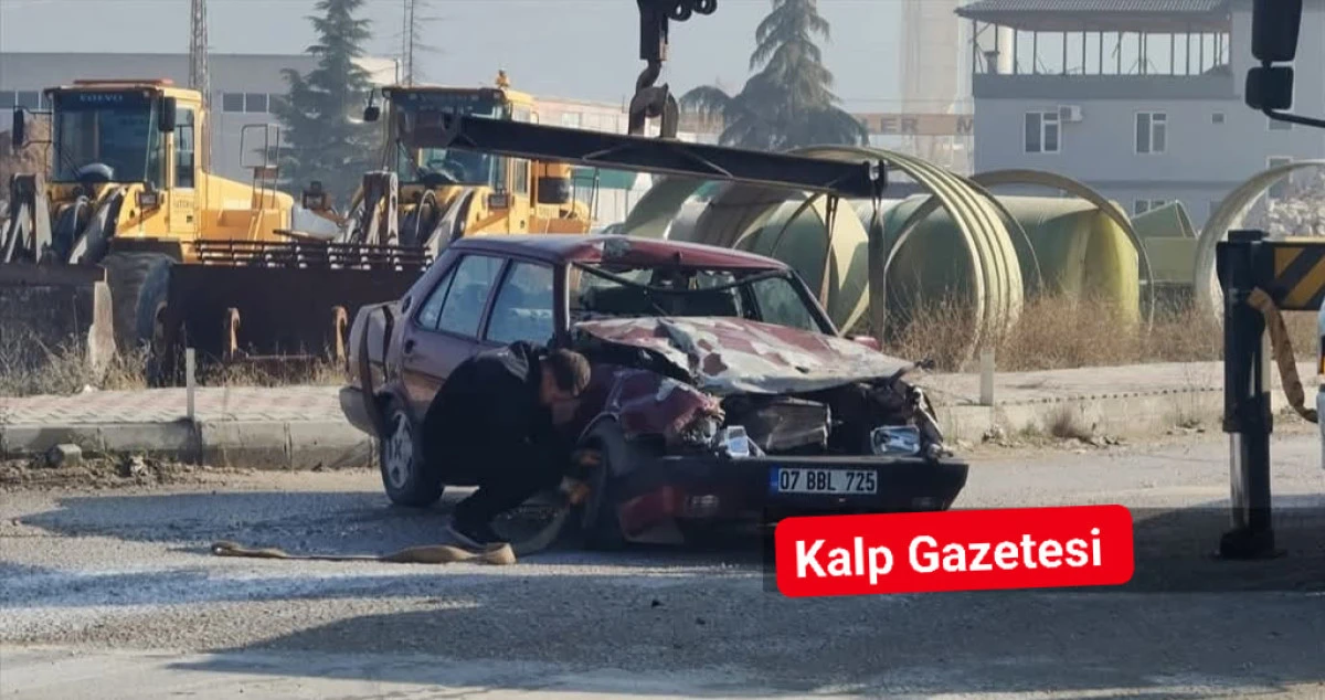 Burdur'da tırla çarpışan otomobildeki 4 kişi yaralandı