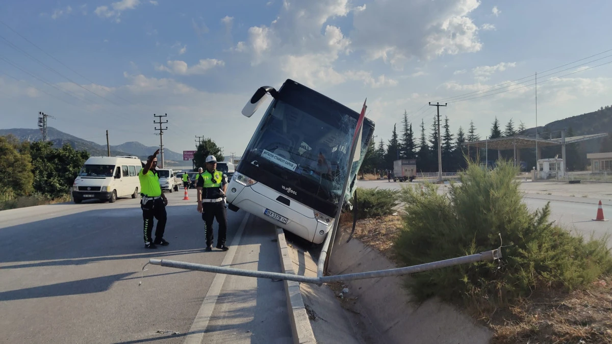 Burdur&rsquo;da tur otob&uuml;s&uuml; dehşeti: Beton kanala devrildi, direğe &ccedil;arptı