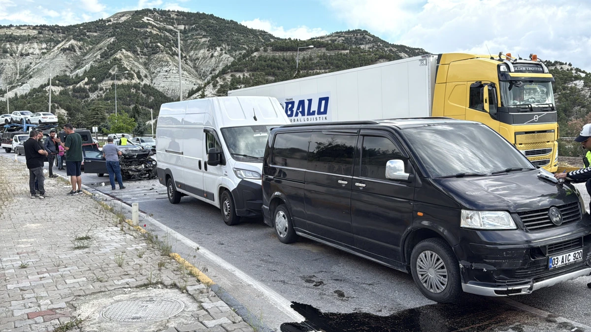 Burdur'daki zincirleme kaza kavşağı savaş alanına &ccedil;evirdi