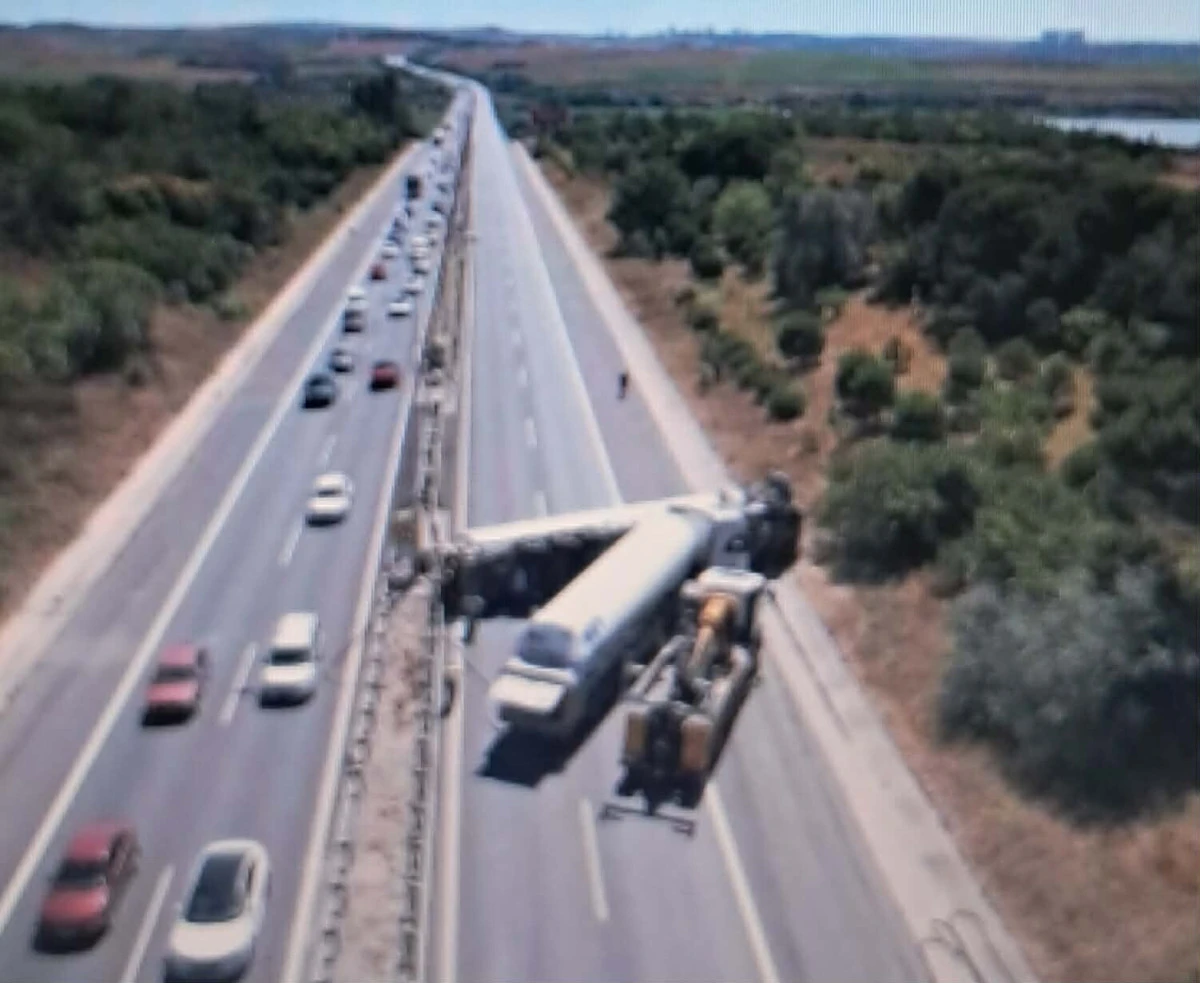 B&uuml;y&uuml;k&ccedil;ekmece TEM Otoyolu'nda Tanker Devrildi: