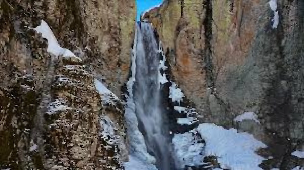 &Ccedil;ır Şelalesi, 50 metre y&uuml;kseklikten d&uuml;şer.