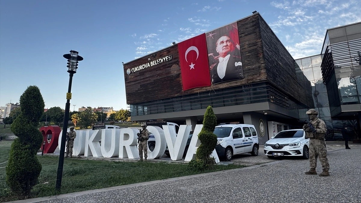 &Ccedil;ukurova Belediyesi&rsquo;ne operasyon: Başkan Emrah Kozay ve eski başkan Soner &Ccedil;etin dahil 44 kişi g&ouml;zaltında