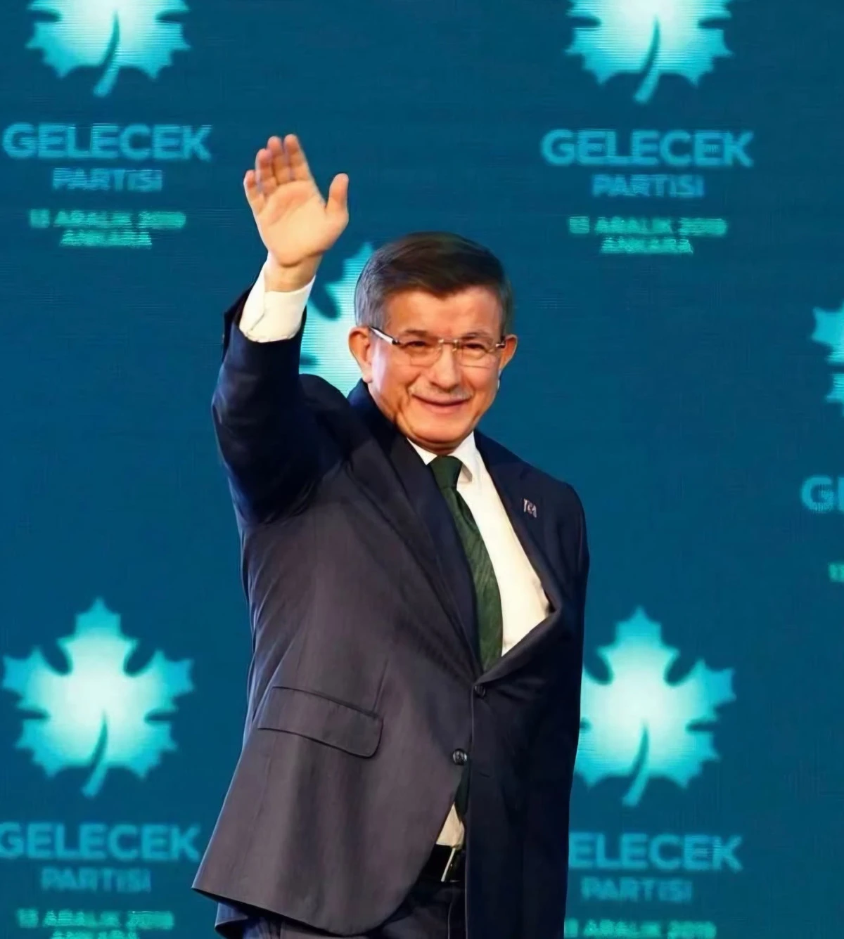Davutoğlu'ndan siyaseti sarsan karar! Gelecek Partisi kapanıyor