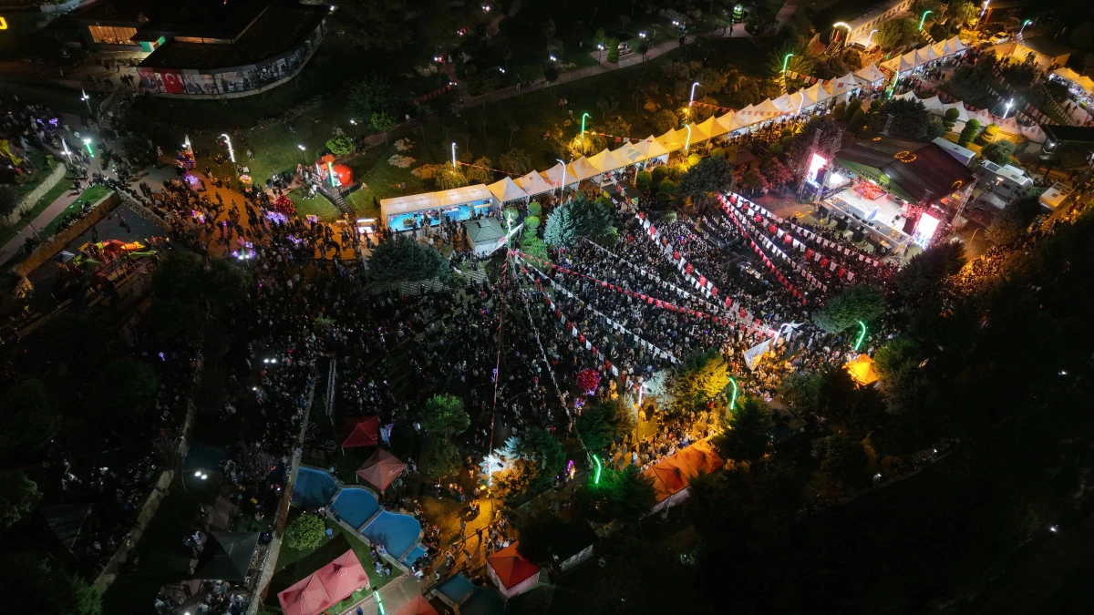 Derya Bedavacı Hatay&rsquo;da sahne aldı: Festival coşkusu şarkılarla b&uuml;y&uuml;d&uuml;
