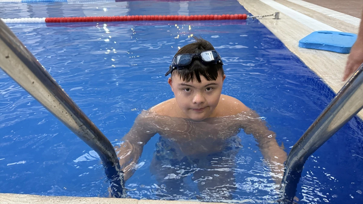 Down sendromlu Kayra, 6 yıldır yüzerek mutluluğa yelken açıyor
