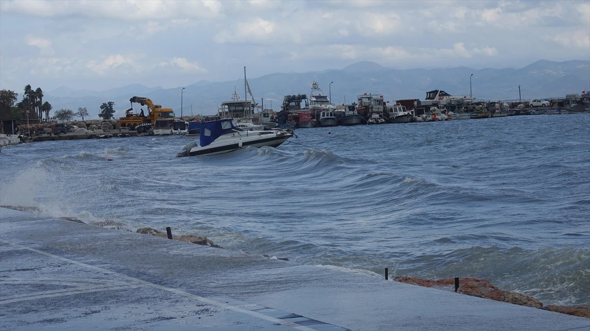 Edremit Körfezi'nde lodos balıkçı teknelerini vurdu