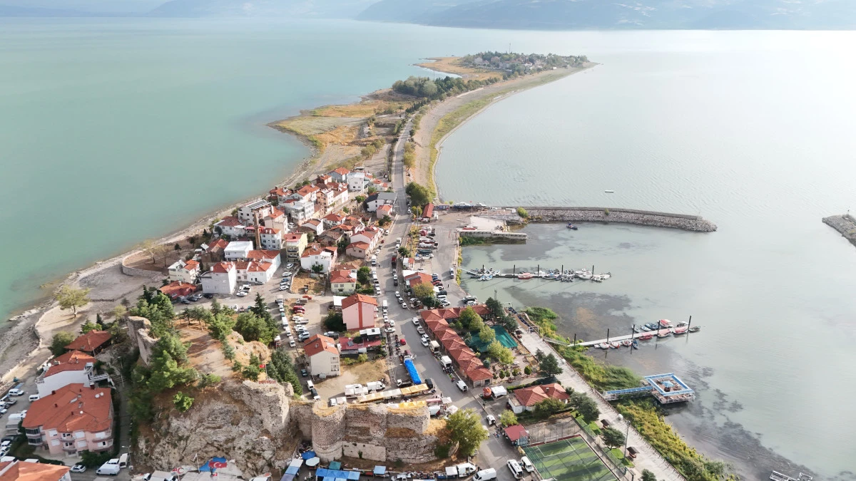 Eğirdir G&ouml;l&uuml;&rsquo;nde b&uuml;y&uuml;leyen sonbahar tablosu: Renkler Yeşilada&rsquo;ya yansıdı