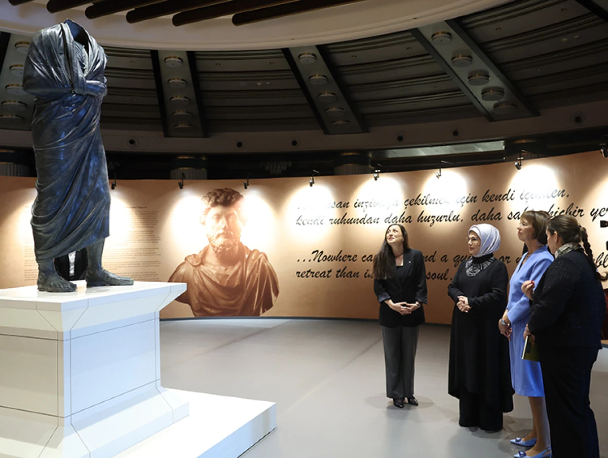 Emine Erdoğan, Almanya Başbakanı Merz'in eşiyle Millet Kütüphanesi'ni ziyaret etti