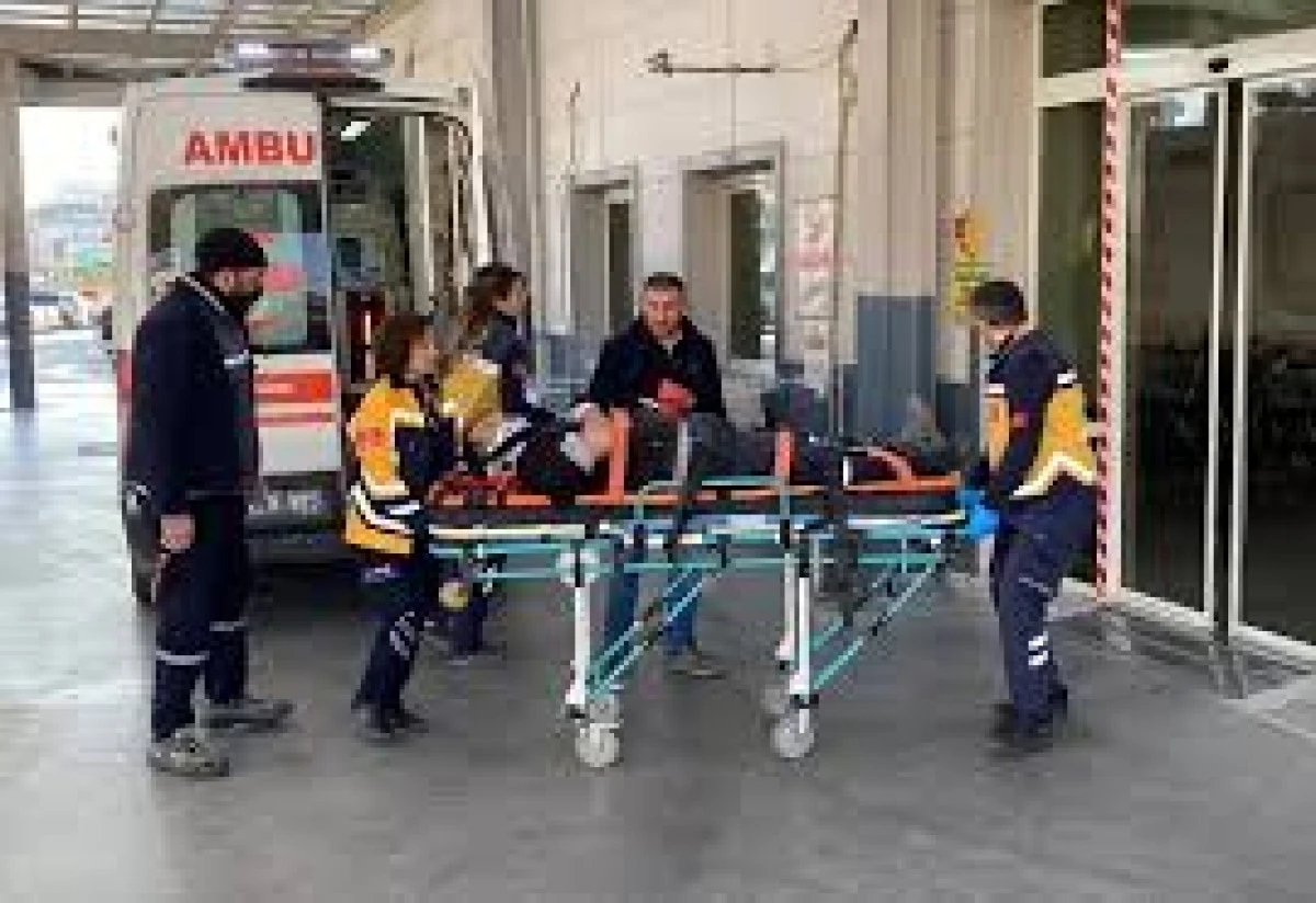 Fabrika &Ccedil;atısından D&uuml;şen İş&ccedil;i Hastaneye Kaldırıldı