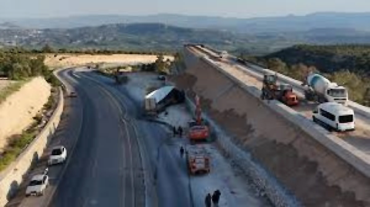 Freni Boşalan Tır Ka&ccedil;ış Rampasına &Ccedil;arptı, 1 İş&ccedil;i &Ouml;l&uuml;, 4 Kişi Yaralandı