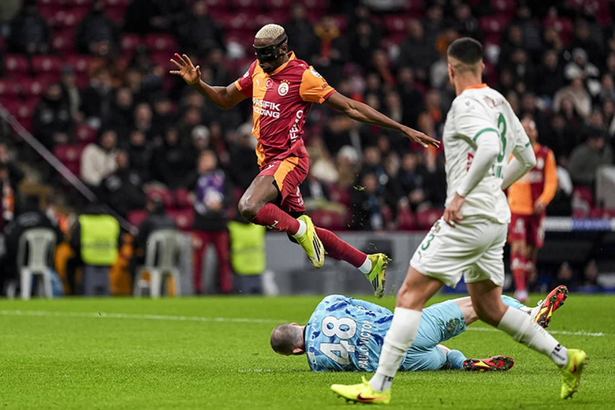 Galatasaray - Corendon Alanyaspor'u 3-1 yenerek liderliğini s&uuml;rd&uuml;rd&uuml;r&uuml;yor