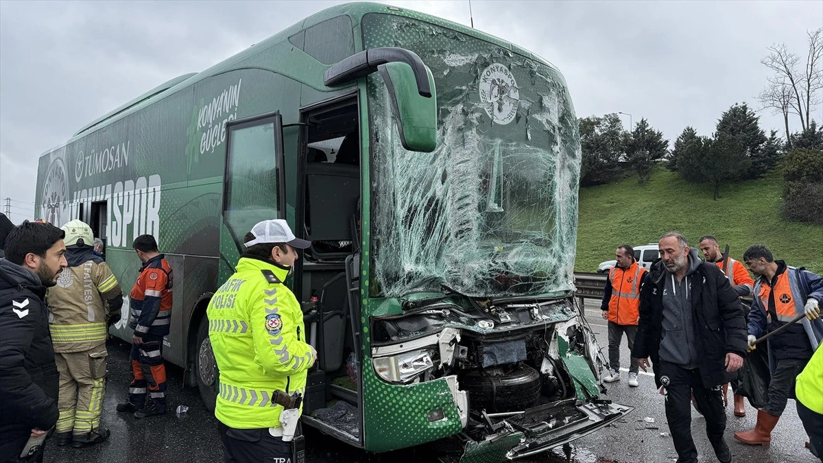 Gen&ccedil; Futbolcuları Taşıyan Konyaspor Otob&uuml;s&uuml; İstanbul&rsquo;da Kaza Yaptı