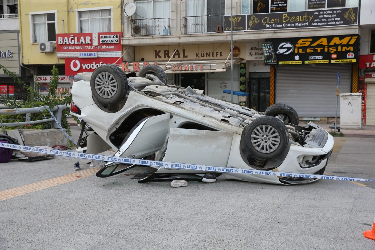 Gen&ccedil;lerin Bulunduğu Otomobil Hurdaya D&ouml;nd&uuml;: 2 Can Kaybı